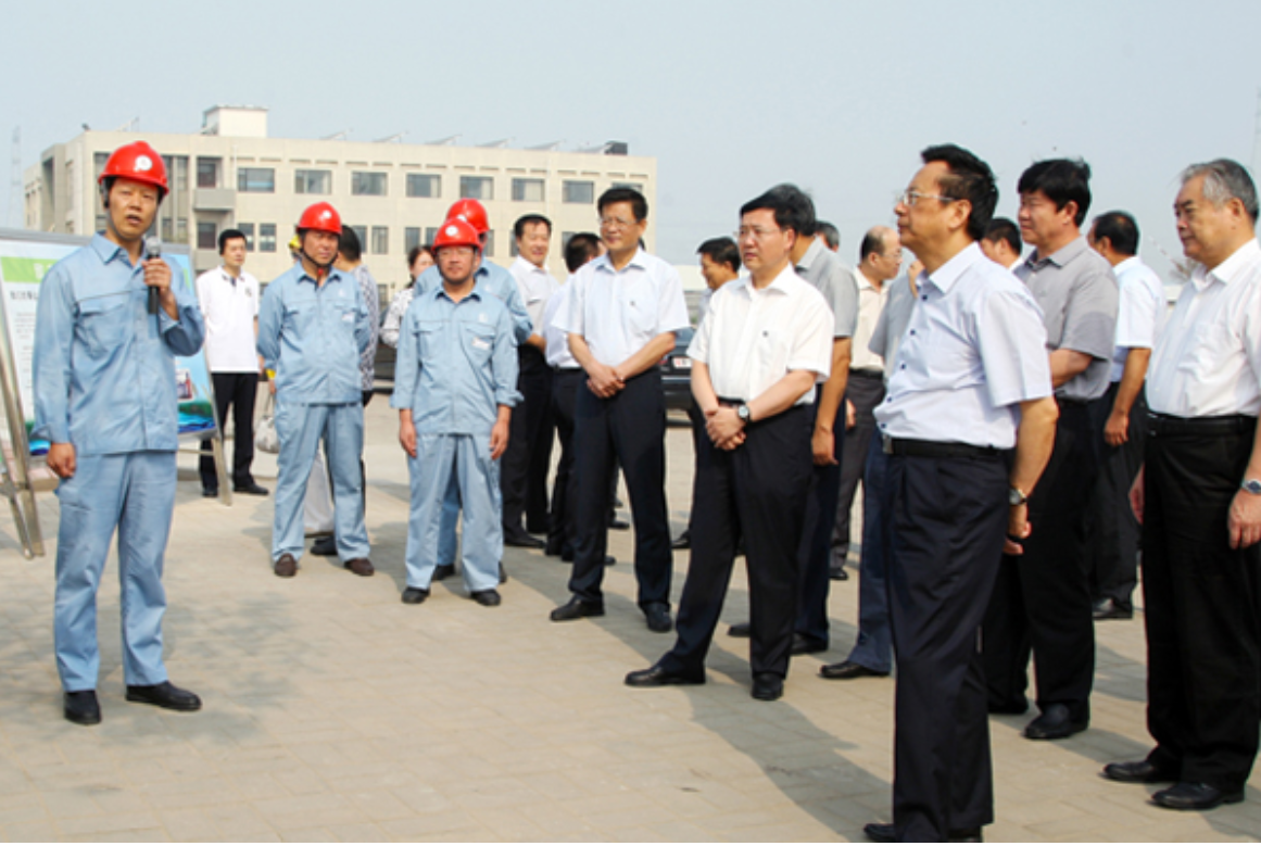2014年8月11日，全國人大常委會副委員長、民建中央主席陳昌智，全國人大常委會委員、環(huán)資委副主任委員蔣巨峰，到電廠華新環(huán)保公司就油泥砂處置項(xiàng)目進(jìn)行專題調(diào)研。.png
